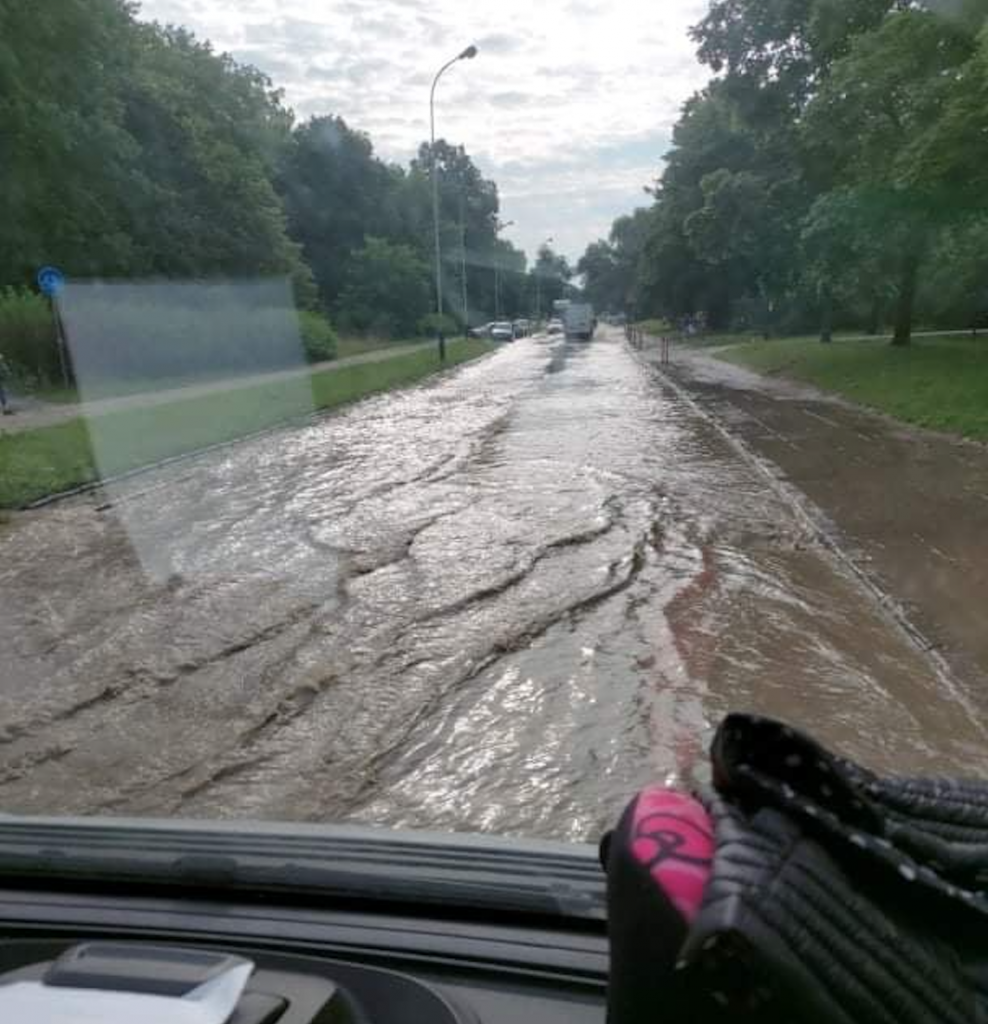 Awaria Łódź. Awaria wodociągowa przy Stawach Jana. Woda zalewała parking Biedronki. Są utrudnienia w ruchu (fot. dzięki uprzejmości Czytelniczki)