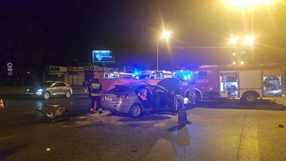 Wypadek Łódź. Śmiertelny wypadek na al. Włókniarzy. Zderzenie motocykla z autem osobowym [zdjęcia] - Zdjęcie główne