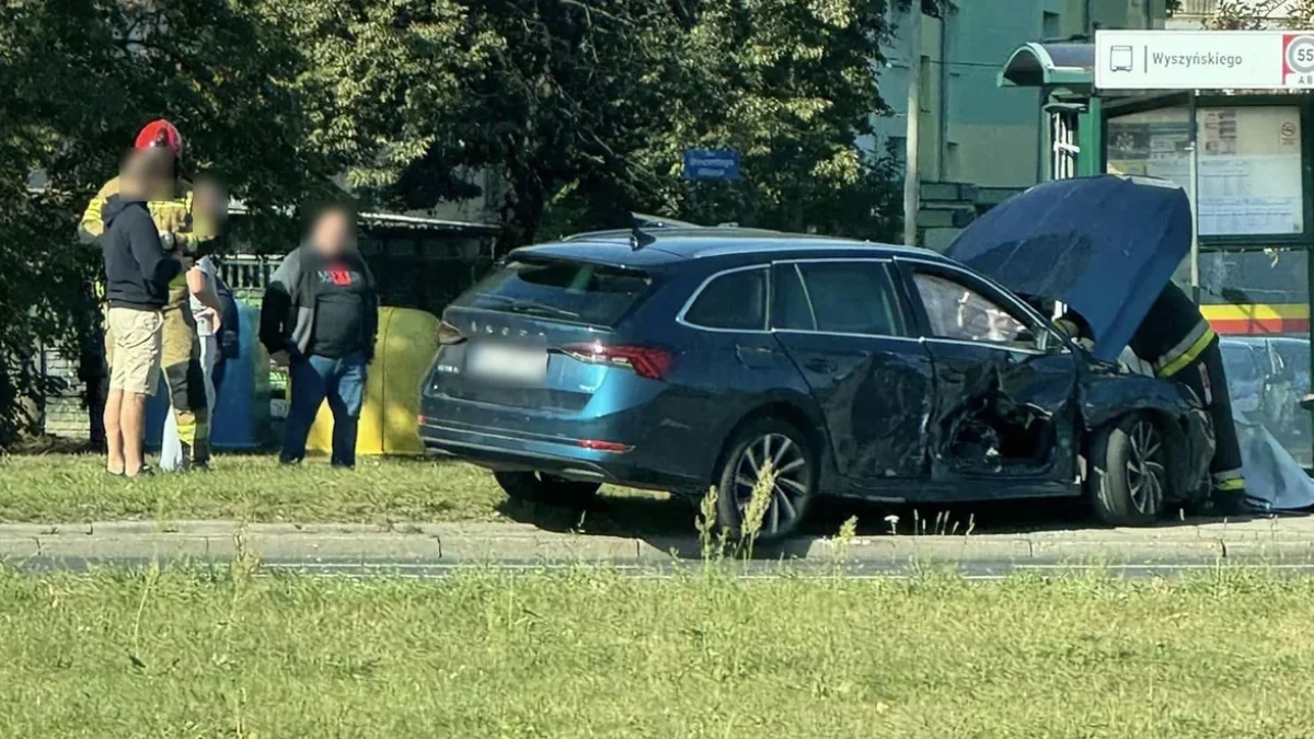 Samochód wjechał w przystanek autobusowy na Retkini. "Rozległ się huk" [FOTO] - Zdjęcie główne