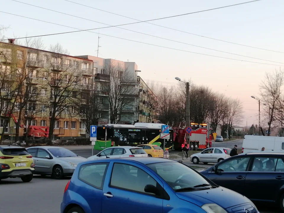 Na zdjęciach zgierzanie odmienili miejskie autobusy przez wszystkie rodzaje: zespute, holowane, brudne, palące się, bez świateł a nawet bez gaśnic i siedzeń, itp.