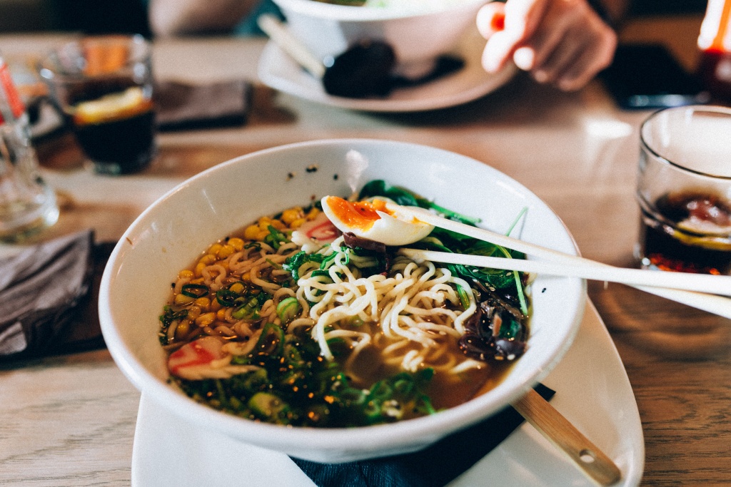 Ramen w Łodzi. Gdzie w Łodzi zjeść dobry Ramen? Umamitu by Papuvege (fot. Unsplash) |wiadomości łódzkie | Łódź | TuŁódź