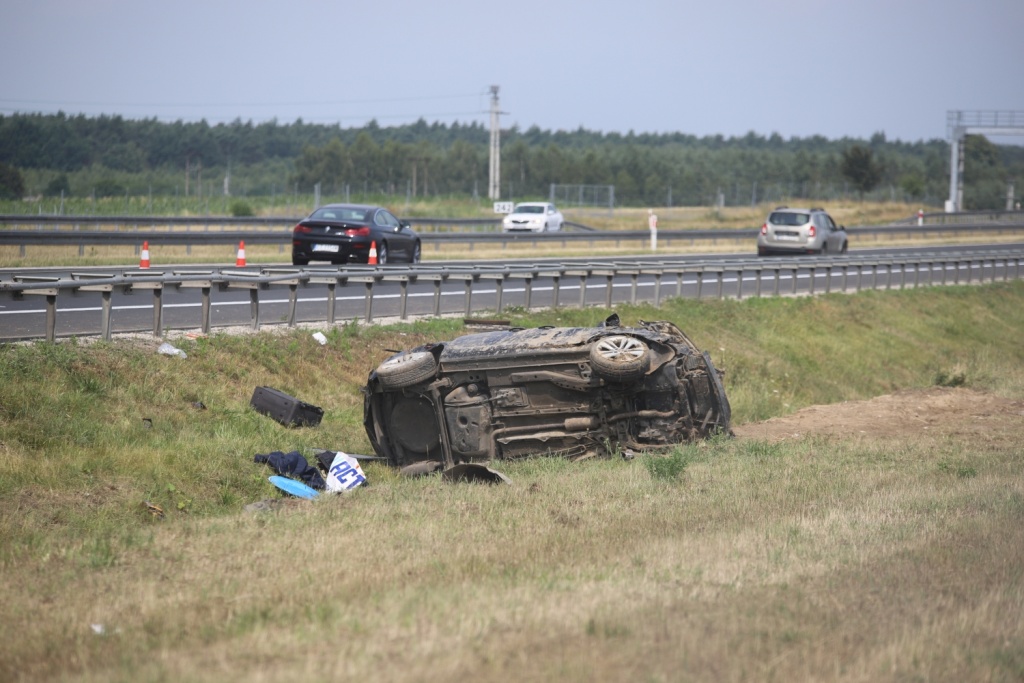 Wypadek Łódzkie. Do groźnego wypadku samochodowego doszło na autostradzie A1, na wysokości miejscowości Wieszczyce (fot. bnp) |wiadomości łódzkie | Łódź | TuŁódź