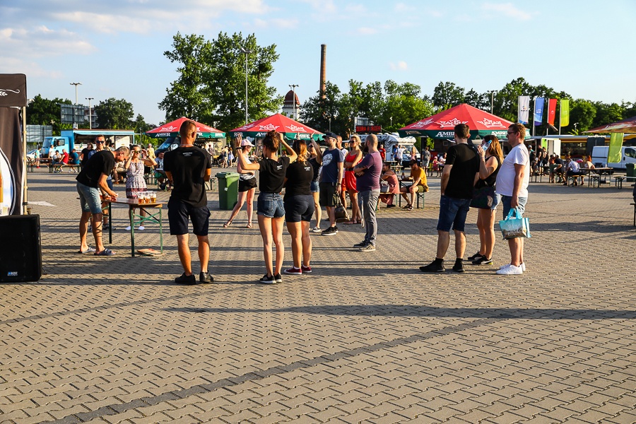 Wielka Szama Łódź. Trwa największy Zlot Foodtrucków w Łodzi. Zobacz! (fot. Michał Pietrzak - TuŁódź.pl)