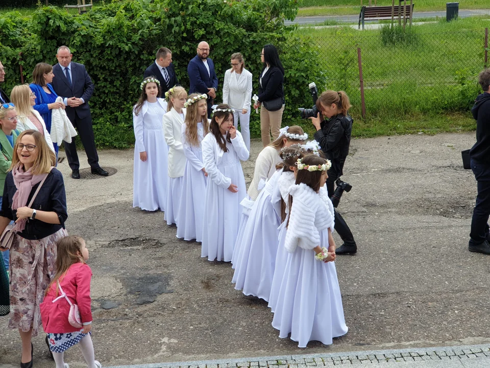 Dzieci z parafii Najświętszej Eucharystii przy ul. Popiełuszki w Łodzi przystąpiły do pierwszej komunii świętej