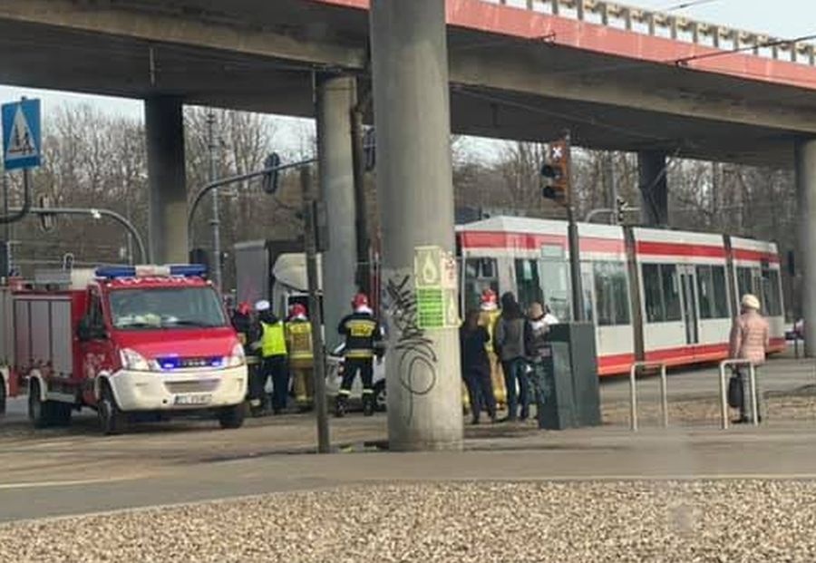 Wypadek na al. Włókniarzy w Łodzi. Tramwaj zderzył się z osobówką [zdjęcia] - Zdjęcie główne