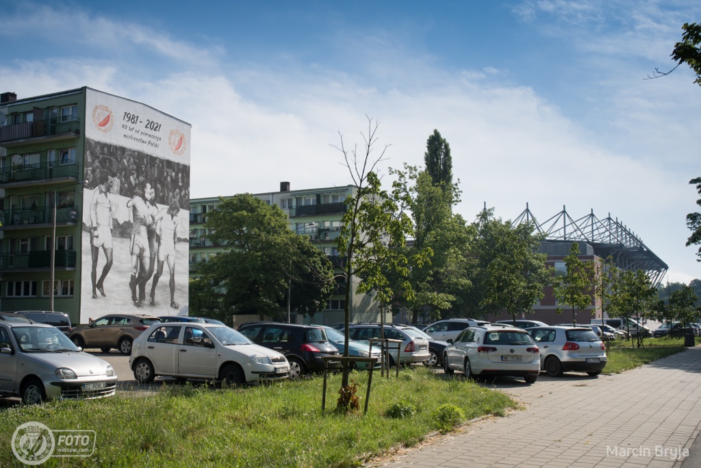 Widzew Łódź. Historyczny mural na ścianie wieżowca na Widzewie. Upamiętnia pierwsze widzewskie mistrzostwo Polski [zdjęcia] - Zdjęcie główne