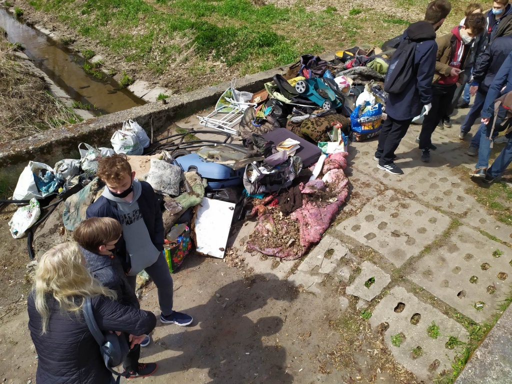 Dzień Ziemi w Łodzi. Mieszkańcy Chojen sprzątali Olechówkę. Zebrali ponad 2,5 tysiąca litrów śmieci! (fot. Łukasz Sil)