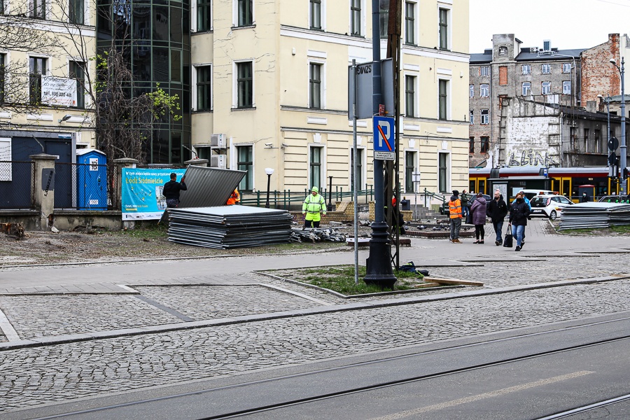 Łódzkie metro. Budowa stacji Łódź - Śródmieście. Zamknięte ulica Zielona i ulica Wólczańska w Łodzi (fot. Michał Pietrzak - TuŁódź.pl)