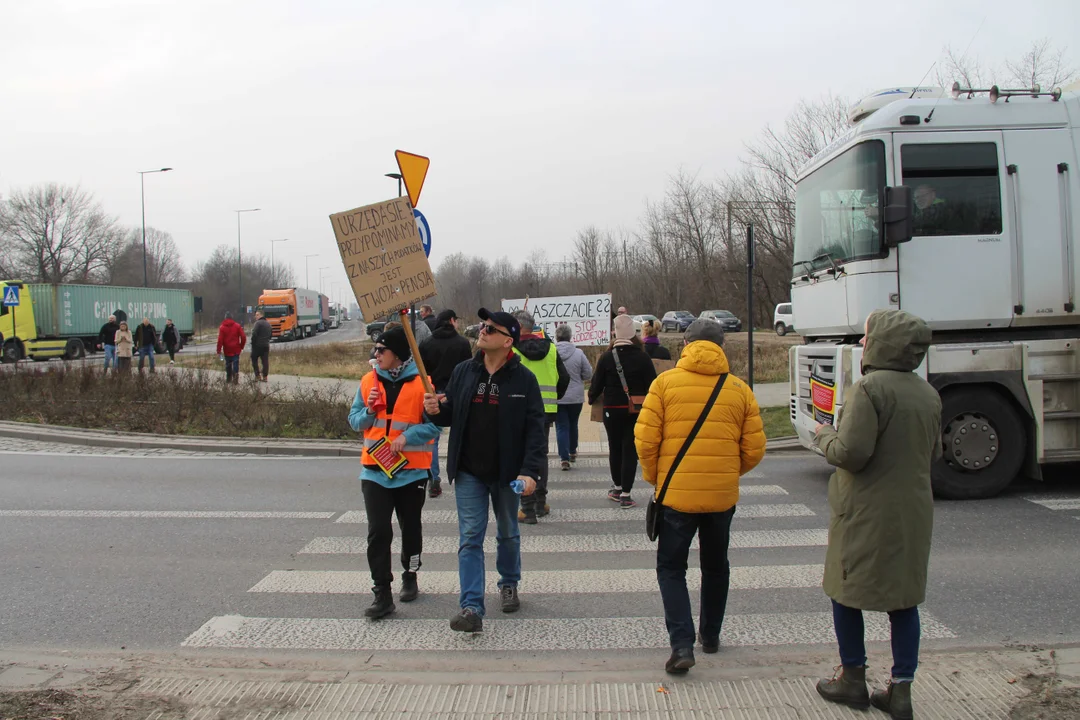 Protest mieszkańców Wiskitna. Kobieta, podając się za lekarkę, wjechała w protestujących - Zdjęcie główne