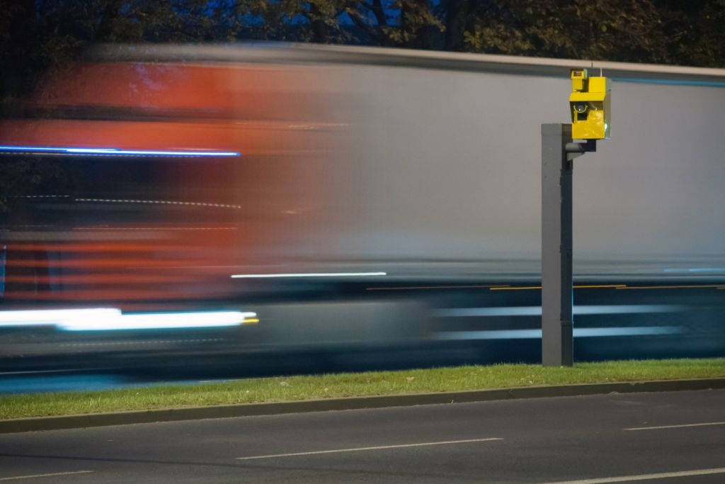 Nowe fotoradary w Łodzi pojawią się w okolicy dwóch niebezpiecznych skrzyżowań (fot. Canva)