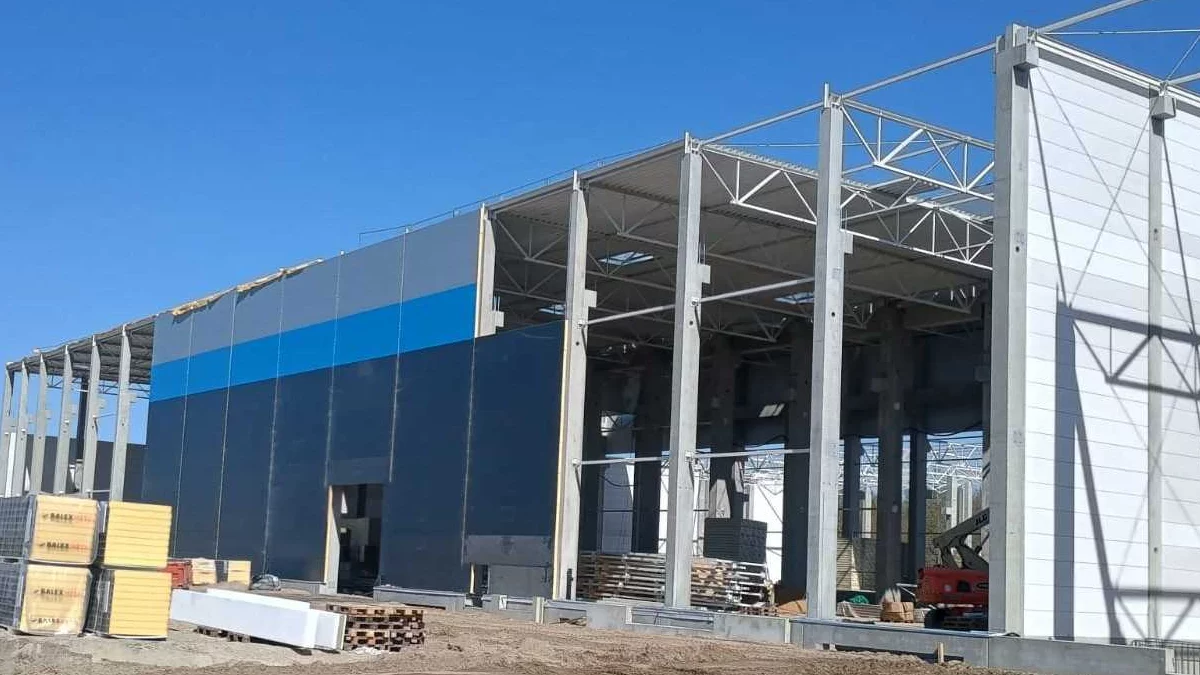 Nowa fabryka pnie się w górę. Będzie 200 nowych miejsc pracy. Rekrutacja trwa [ZDJĘCIA]