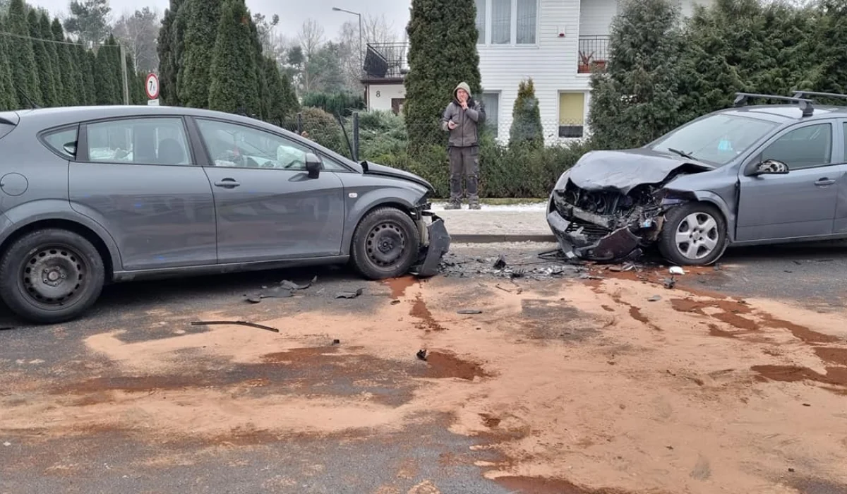 Zderzenie czołowe na ul. Kolumny w Łodzi. Jedna z kierujących prawdopodobnie zasłabła - Zdjęcie główne