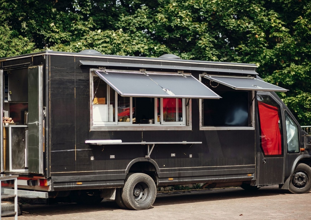 Zlot foodtrucków w Łodzi. Ogrody Geyera czekają na miłośników pysznego jedzenia (fot. Canva)