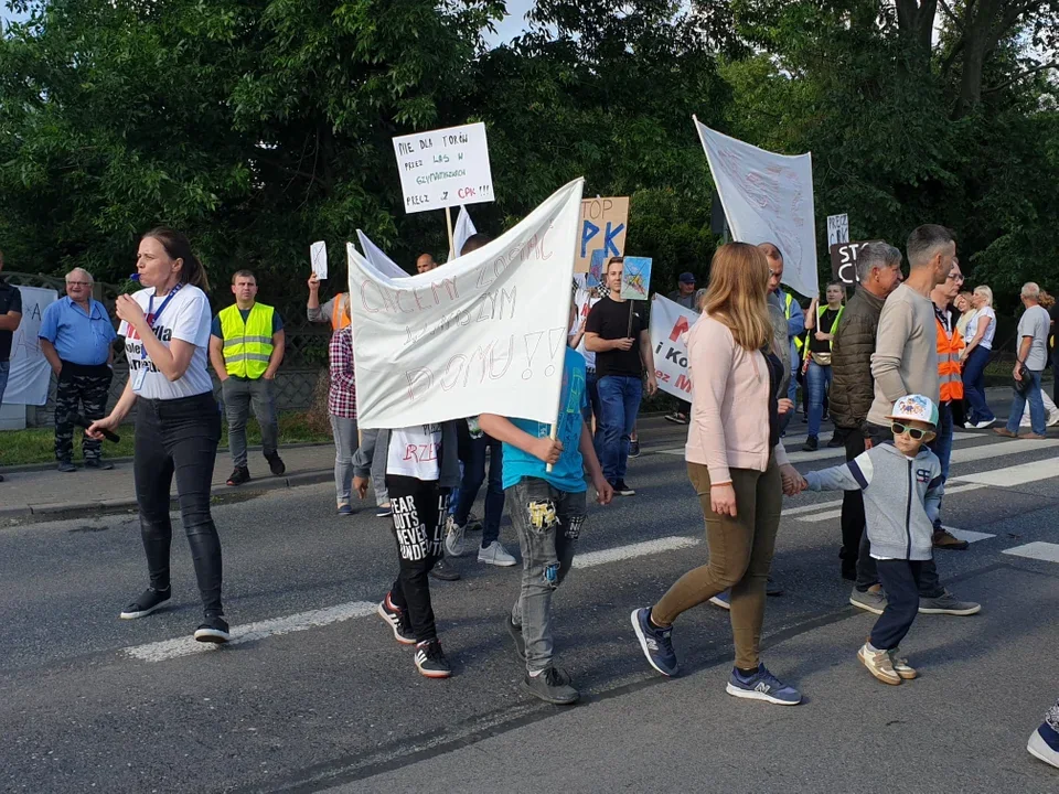 Mieszkańcy Brzezin podczas protestu przeciw KDP