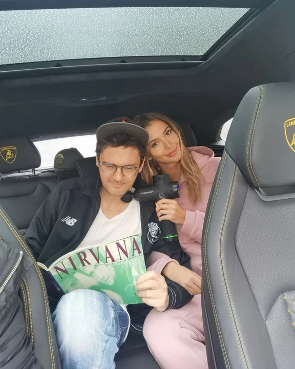 Prezenter z narzeczoną Ludwiką (oczywiście w aucie). Dziennikarz jakiś czas temu ogłosił, że jego dziewczyna jest w ciąży. Czy jest to prawda? 