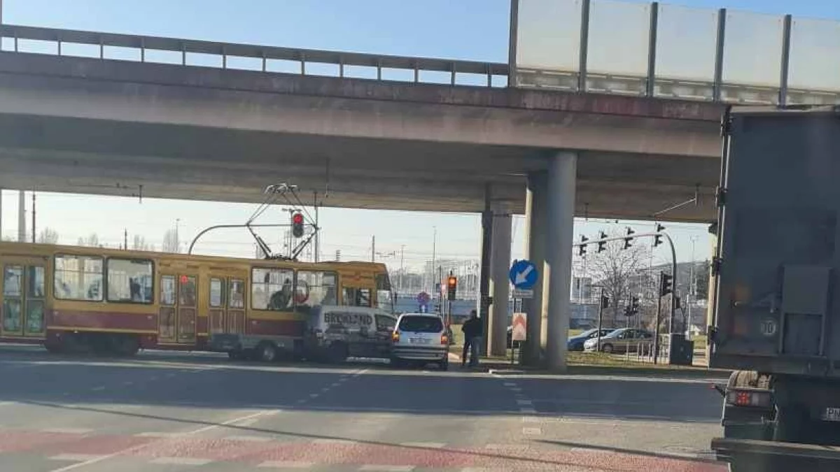 Zderzenie tramwaju MPK Łódź z autem osobowym. Utrudnienia na ważnej alei - Zdjęcie główne