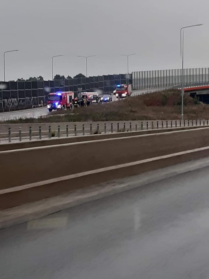 Pijany kierowca bez prawa jazdy dachował na Trasie Górna! W aucie jechały dzieci (fot. Auto Pomoc Cała Polska) |wiadomości łódzkie|Łódź|TuŁódź