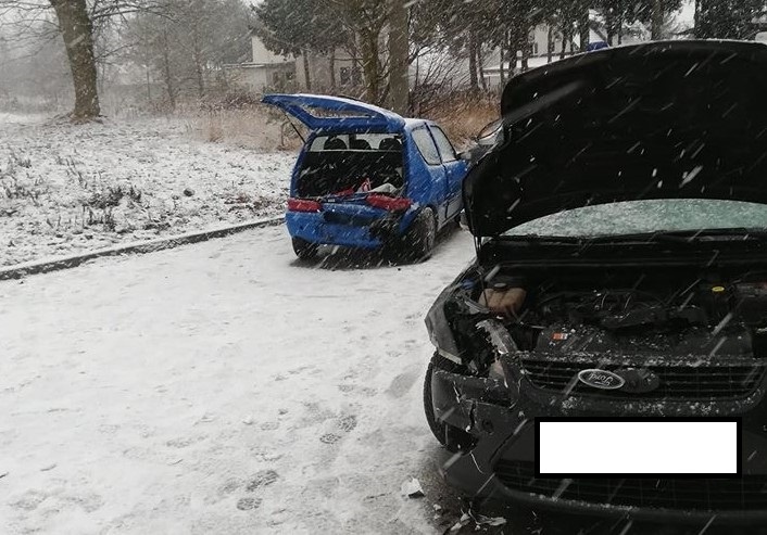 Po kolizji doszło do eksplozji w pojeździe. Osoba z objawami podtrucia trafiła do szpitala - Zdjęcie główne