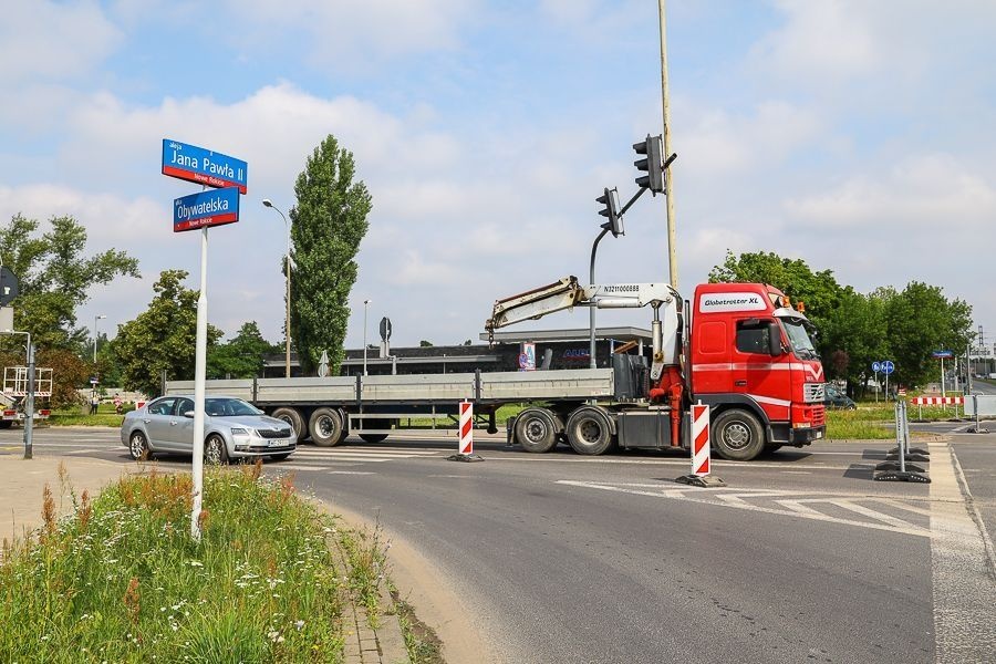 Remont świateł na skrzyżowaniu Obywatelska / Jana Pawła II. Nie ma dnia bez stłuczki i to mimo prostej drogi  (fot. Michał Pietrzak - TuŁódź.pl)