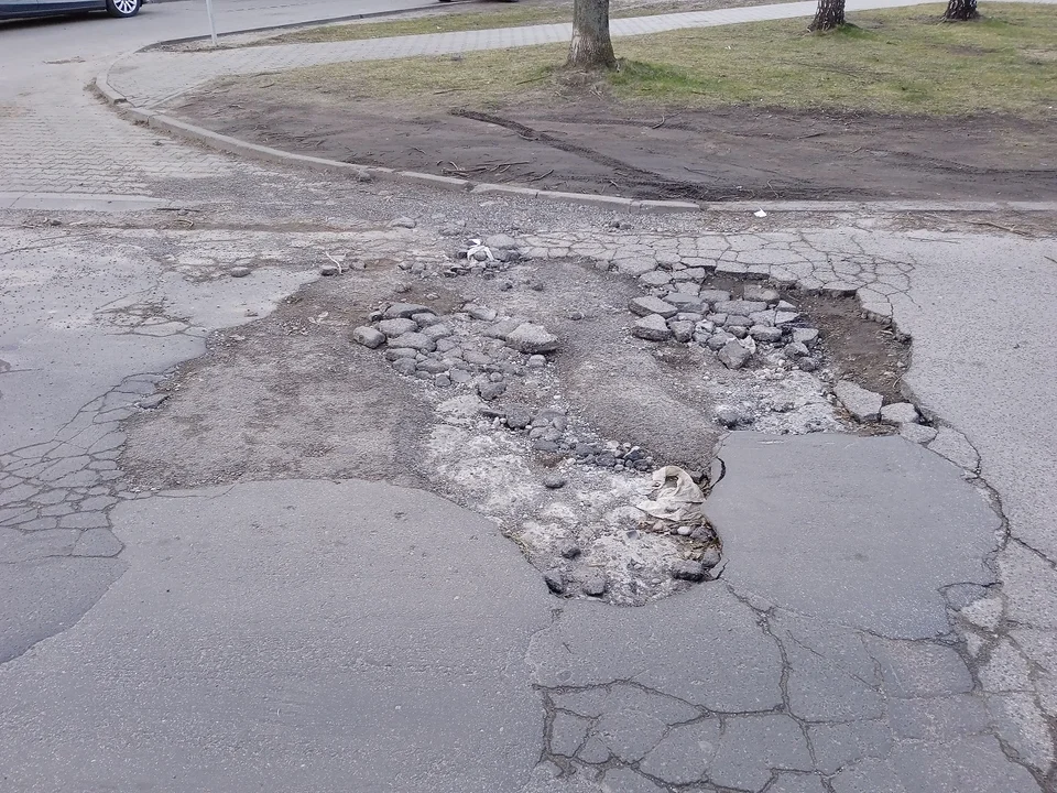 Dziura nie z tej ziemi. Kleks czy krater - zastanawiają się łodzianie - Zdjęcie główne