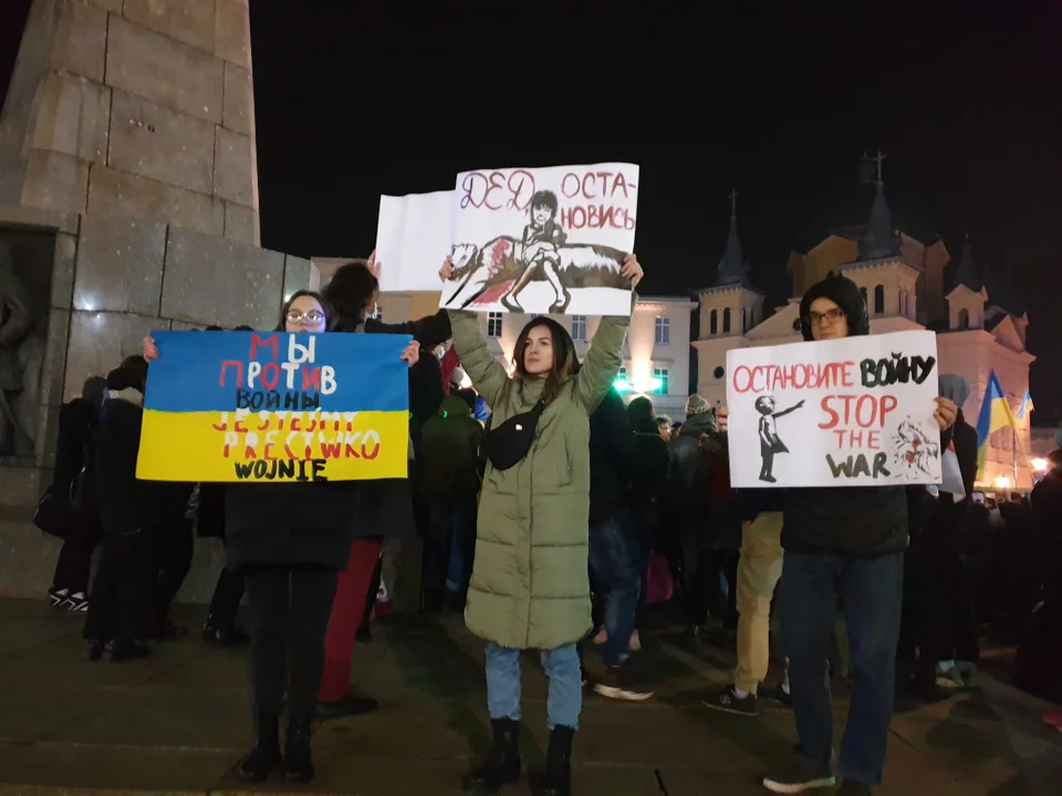 Tłum łodzian solidaryzuje się z Ukrainą