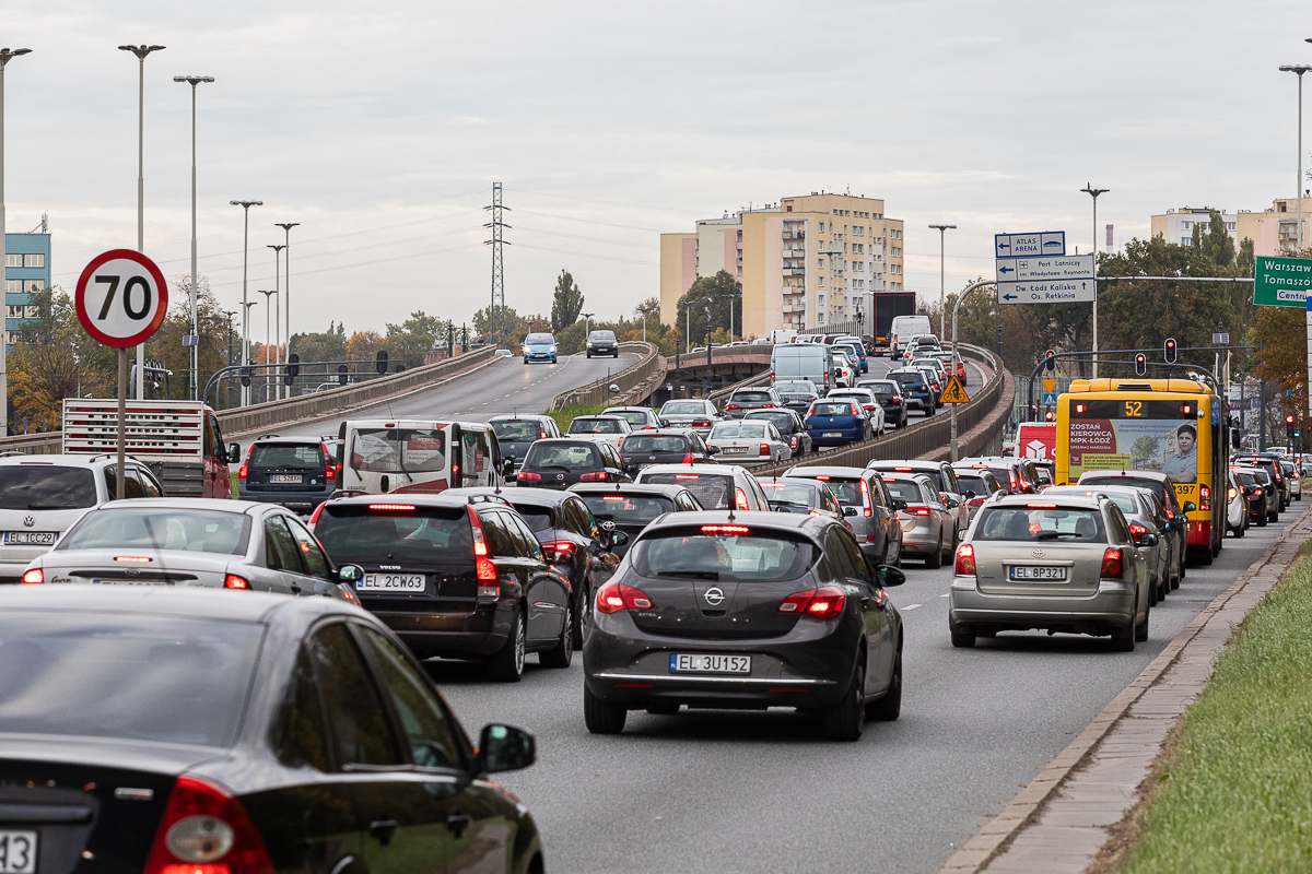 Korek Włókniarzy przy dojeździe do Bandurskiego w stronę Jana Pawła II. Sznur aut od ul. Struga  [25.10.2021]  - Zdjęcie główne