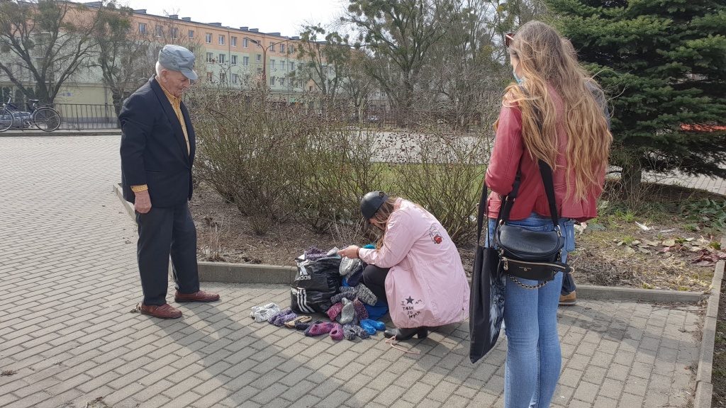 Łódź. Kilkanaście osób postanowiło wesprzeć pana Romana i kupić od niego ciepłe kapcie (fot. Bartosz Jankowski - TuŁódź.pl)