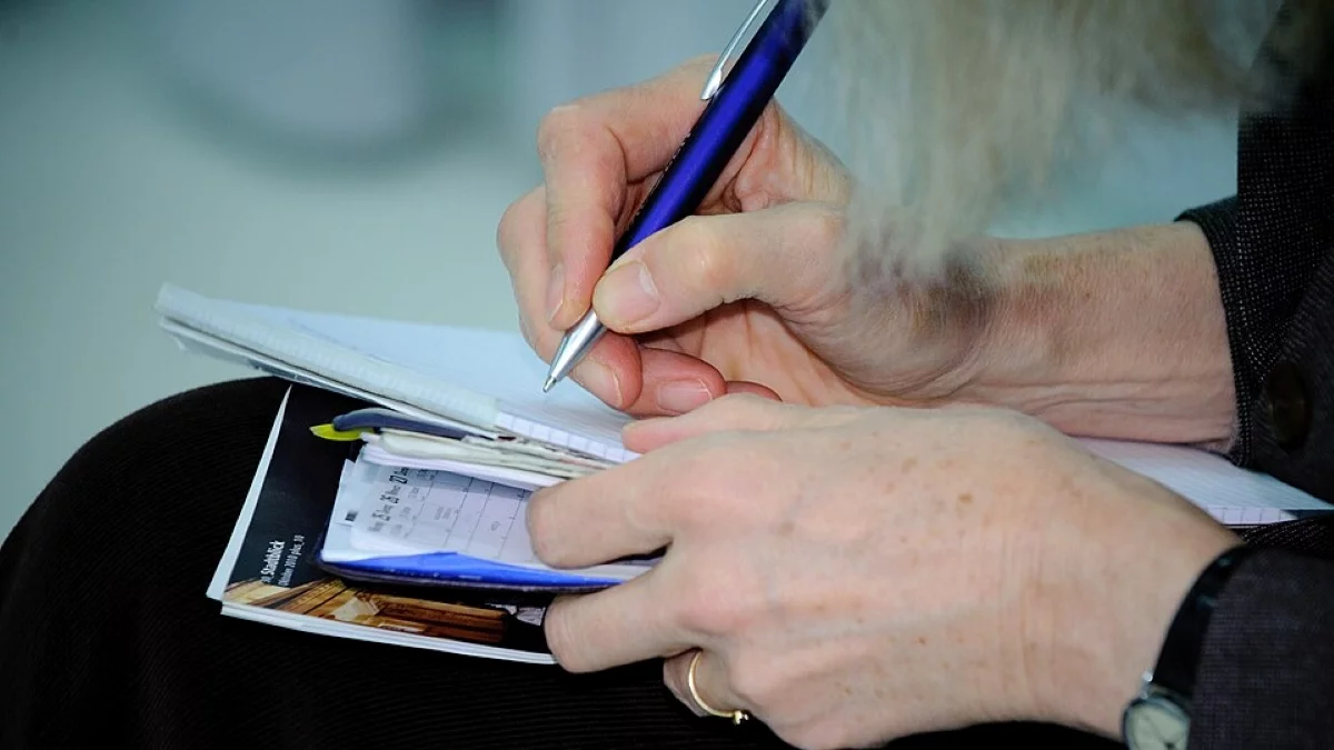 Wciąż zapisujesz rzeczy na papierze zamiast w telefonie? Psychologia ma dla Ciebie świetną wiadomość