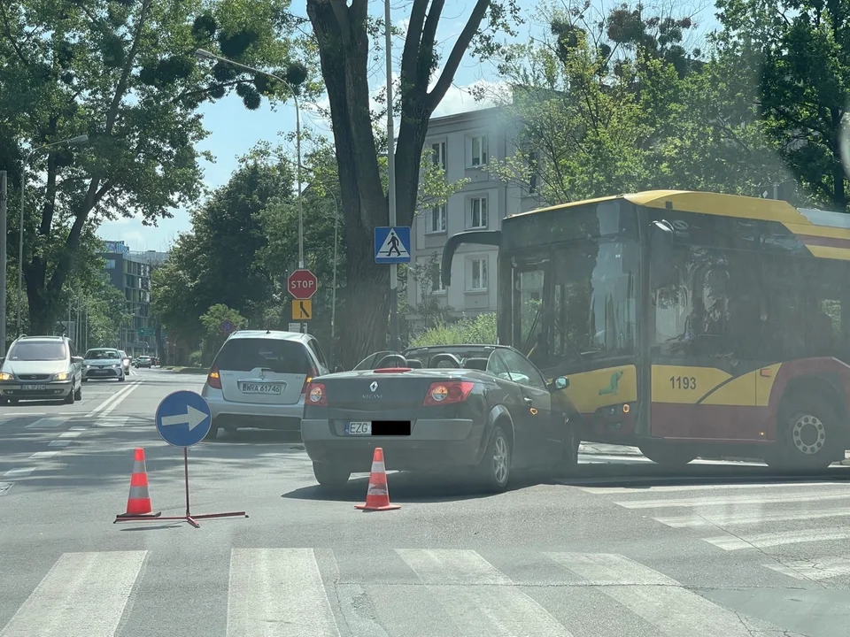 Kabrioletem na zgierskich blachach wjechał pod łódzki autobus. Są utrudnienia w ruchu w okolicach ważnego ronda - Zdjęcie główne