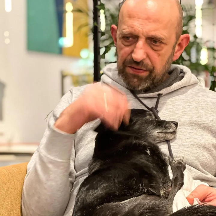 Jego poprzedni pisak - Batman, również adoptowany, miał u aktora najlepsze psie życie. Wcześniej zwierzę nie miał szczęścia, zanim znalazł swoją oazę wiele wycierpiał. 
