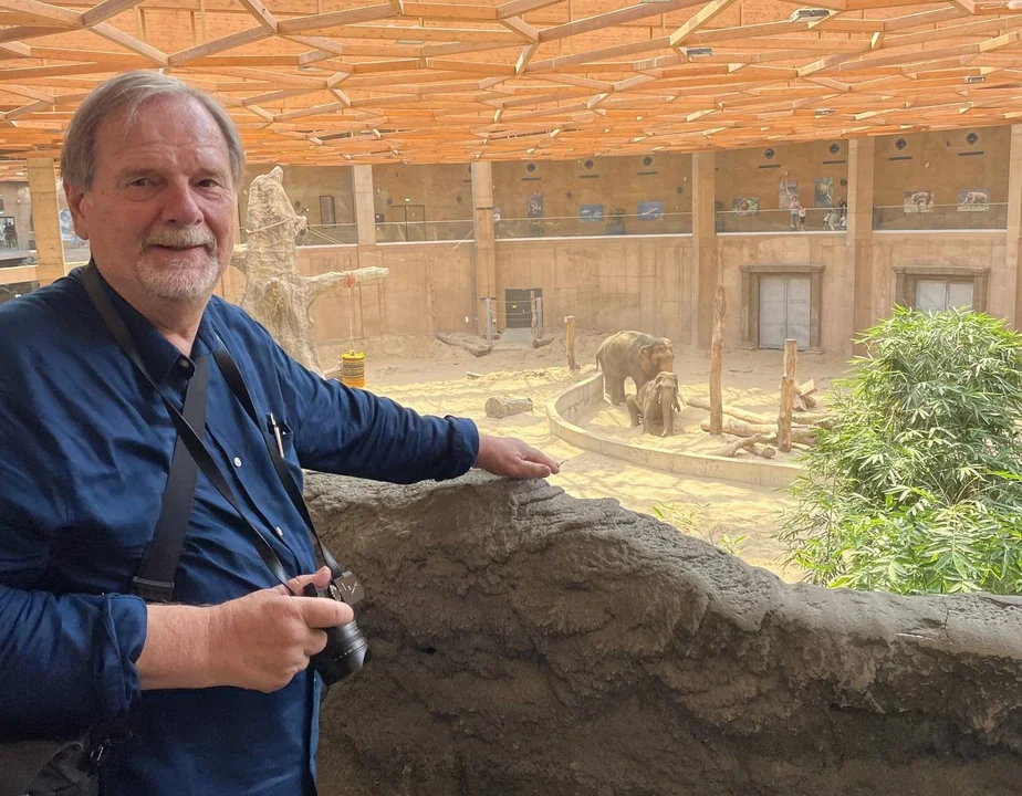 Łódzkie Orientarium odwiedził znany fotograf Chris Niedenthal. Robił zdjęcia kąpiącym się słoniom - Zdjęcie główne