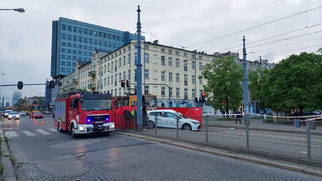 Śmiertelny wypadek z maja przy pl. Niepodległości w Łodzi! Zderzenie taksówki z tramwajem