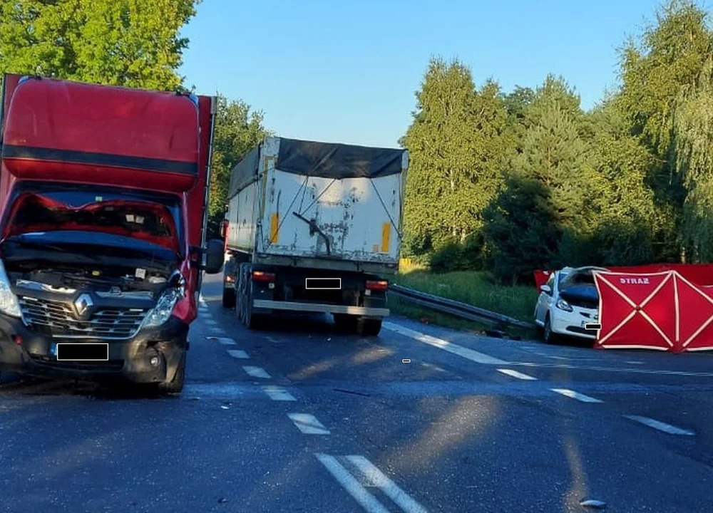 Śmierć na drodze. Osobówka czołowo zderzyła się z ciężarówką. Jak do tego doszło? - Zdjęcie główne