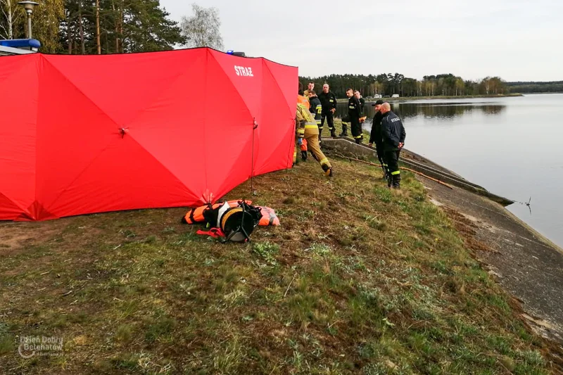 Dramatyczne sceny na Słoku pod Bełchatowem, topiły się dwie osoby. Trwa akcja reanimacyjna - Zdjęcie główne