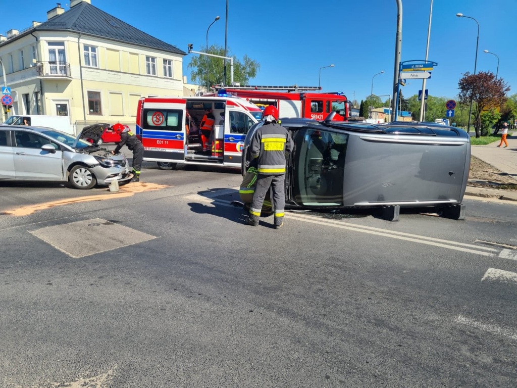 Wypadek Zgierz. Zderzyły się dwie osobówki. Na skrzyżowaniu nie działały światła [zdjęcia] - Zdjęcie główne