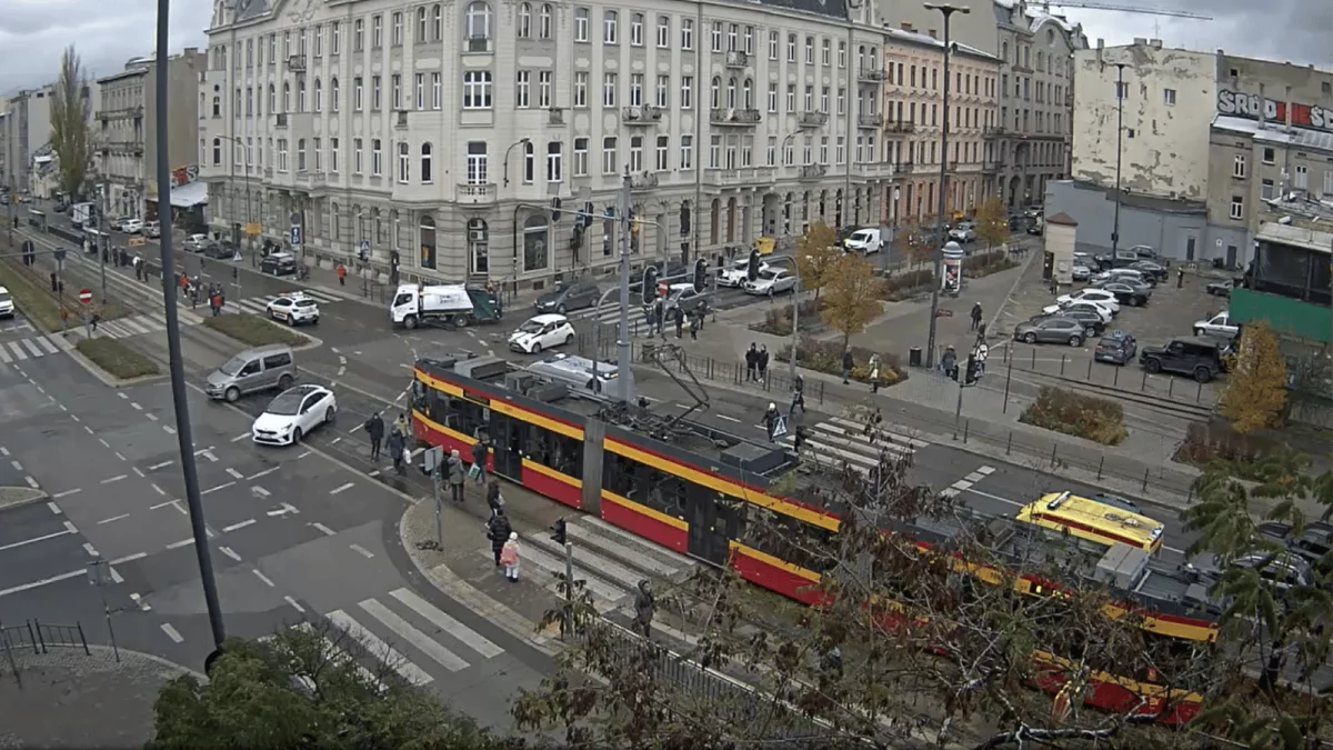 Wypadek w centrum Łodzi. Ruch tramwajowy został wstrzymany, na miejscu służby - Zdjęcie główne