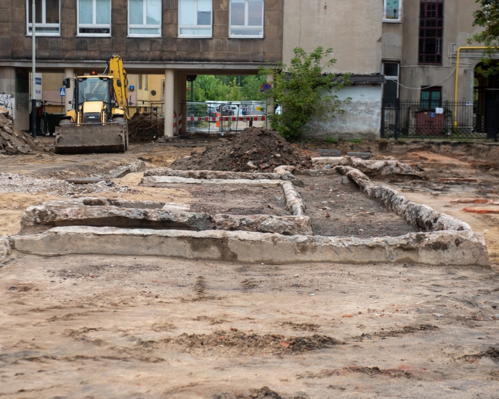 Historia Łódź. Niesamowite odkrycie na budowie nowej drogi. Robotnicy natrafili na zagadkowe podziemne konstrukcje [zdjęcia] - Zdjęcie główne