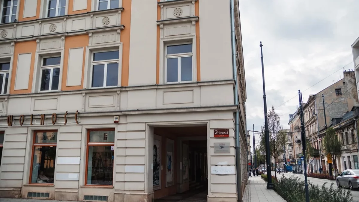 Cukiernia, restauracja azjatycka, a dziś – biblioteka. Wnętrze budynku przy pl. Wolności czekają kolejne zmiany [ZDJĘCIA] - Zdjęcie główne