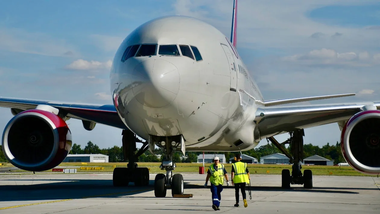 „Trzy siekiery” na lotnisku w Łodzi. Boeing 777 to największy, dwusilnikowy samolot pasażerski świata [ZDJĘCIA] - Zdjęcie główne