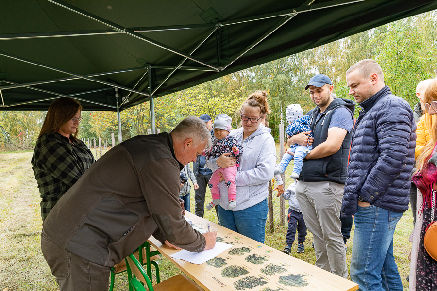 O 40 drzew wzbogaciło się Uroczysko Lublinek. Wszystko dzięki akcji Las Młodej Łodzi (fot. Michał Pietrzak)