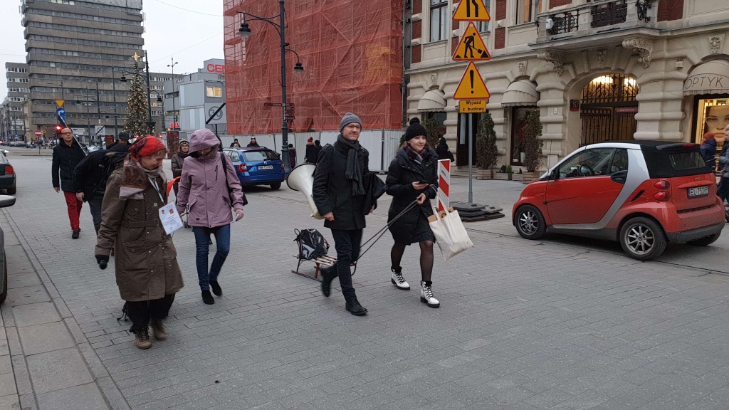 Łodzianie wybrali się na sanki po Piotrkowskiej. „Jest zima, powinen być śnieg!” [ZDJĘCIA] - Zdjęcie główne