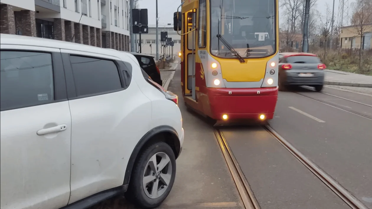 Tramwaje MPK Łódź musiały zmienić swoją trasę. Powodem jest źle zaparkowany samochód. Utrudnienia dla podróżnych - Zdjęcie główne