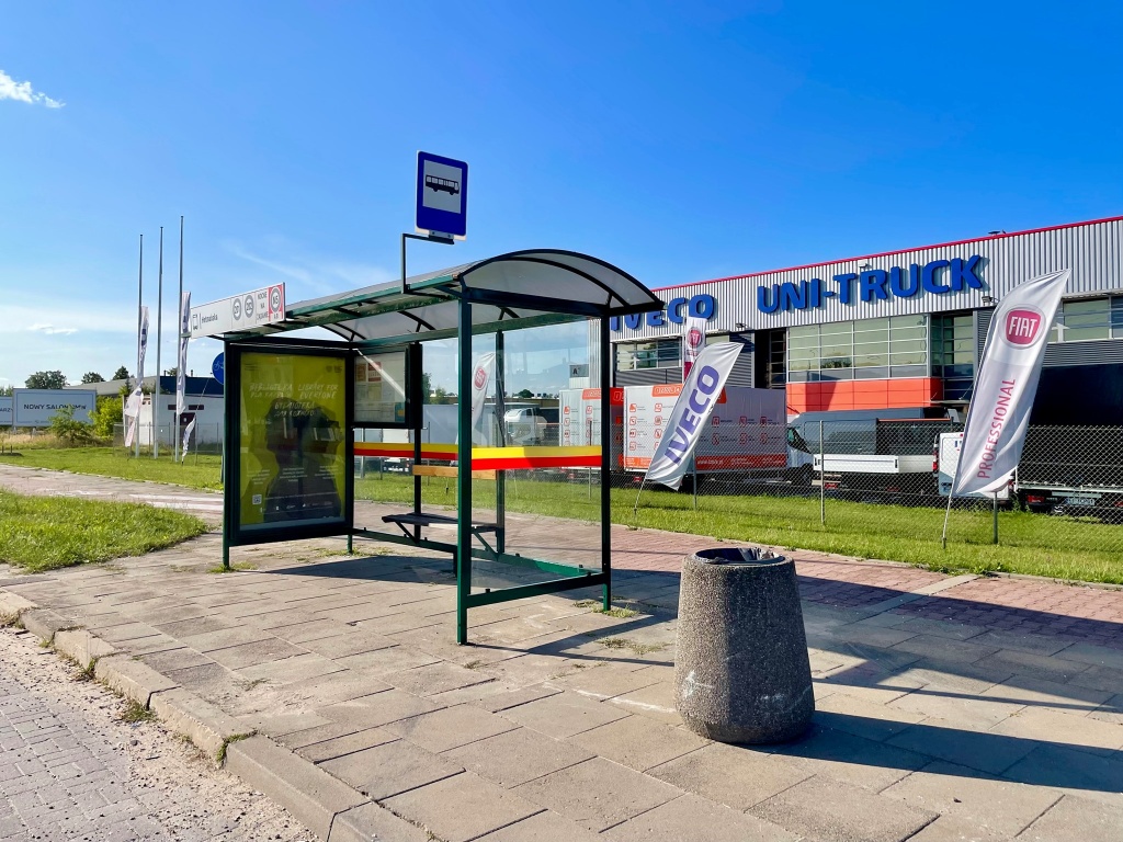 Kierowca BMW stracił panowanie nad kierownicą i zderzył się z wiatą przystankową na ul. Rokicińskiej (fot. MPK Łódź) |wiadomości łódzkie | Łódź | TuŁódź