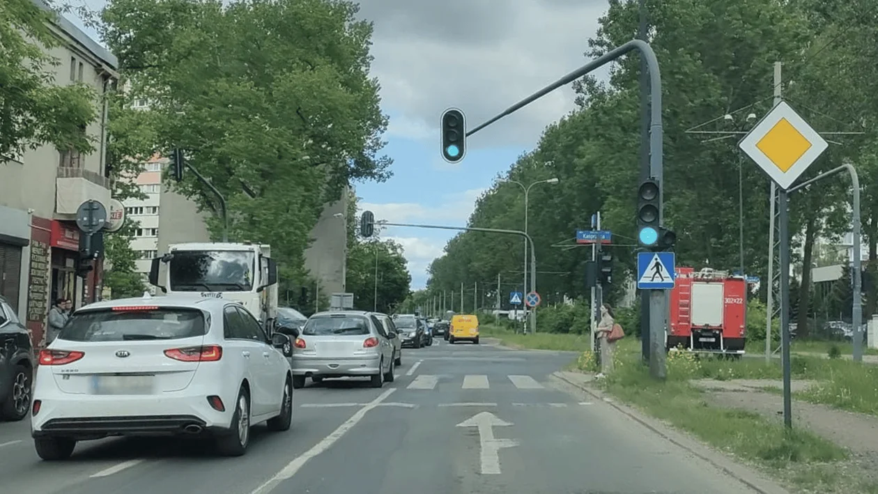 Wypadek na łódzkim Polesiu. Autobusy MPK Łódź musiały zmienić swoją trasę - Zdjęcie główne