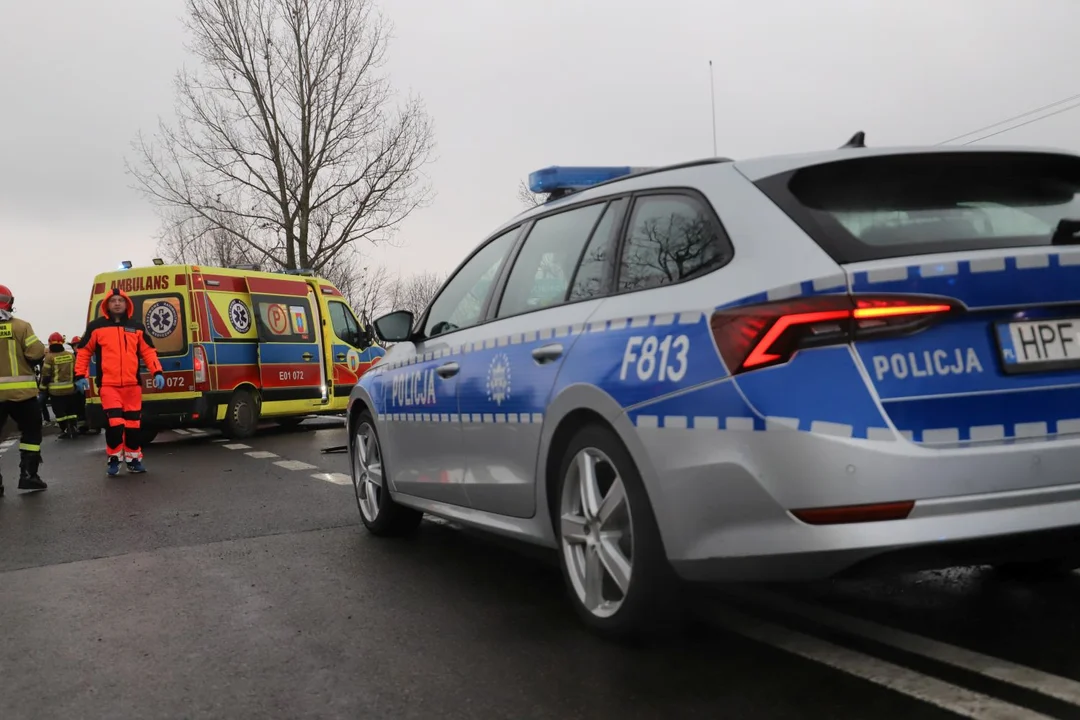 W wyniku wypadku na drodze Kutno-Piątek-Zgierz-Łódź poszkodowanych zostało kilka osób, w tym dzieci. Lądował śmigłowiec pogotowia