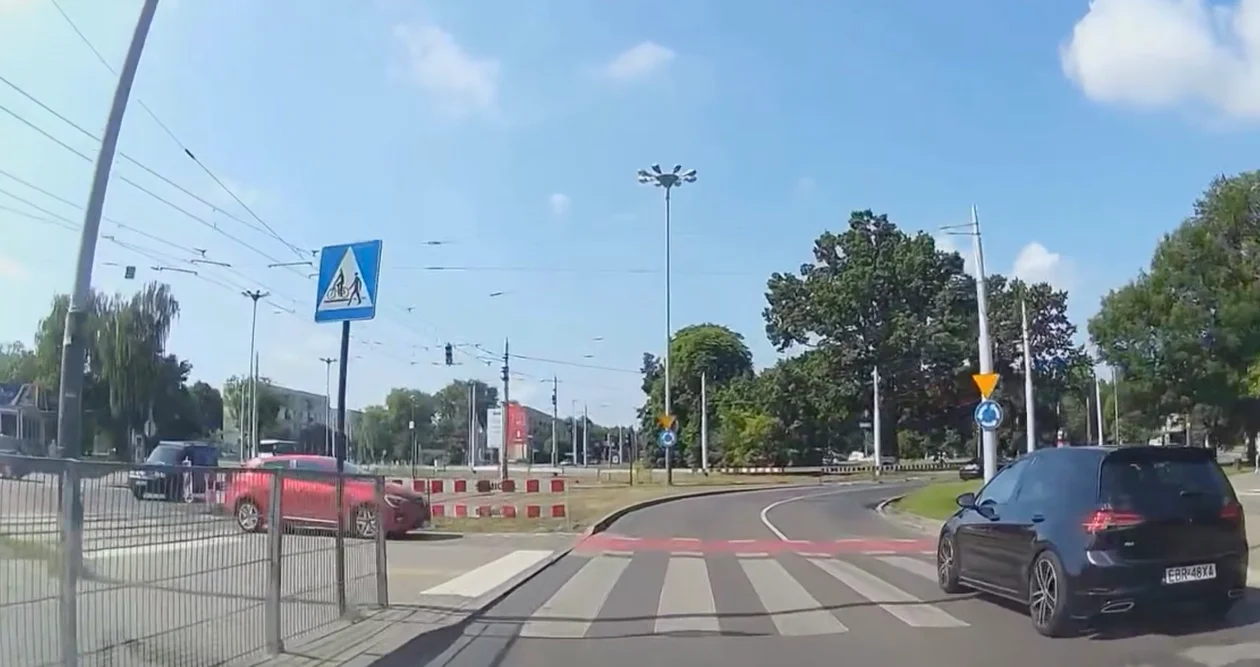 Bałagan na rondzie Lotników Lwowskich w Łodzi. Kierowcy jeżdżą po przejściu dla pieszych - Zdjęcie główne