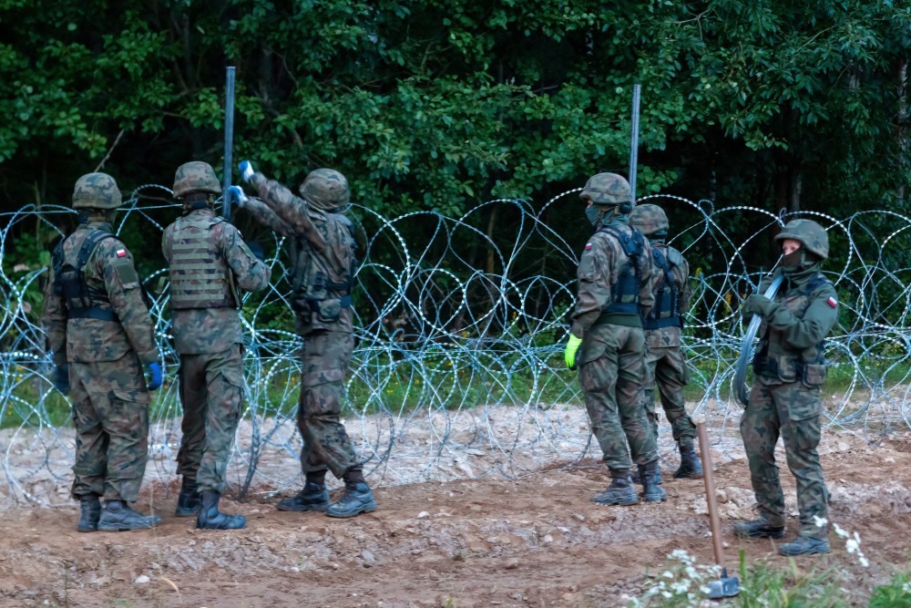 Niebezpiecznie na granicy. Ranni policjant, żołnierz i funkcjonariuszka straży granicznej - Zdjęcie główne