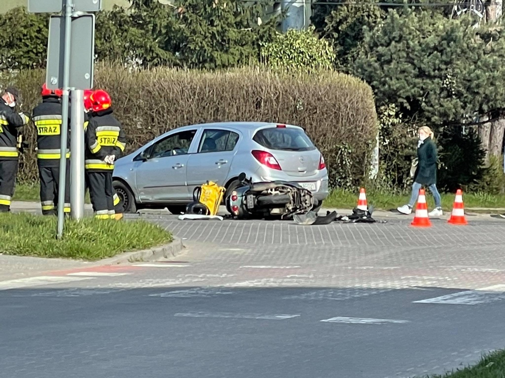 Groźny wypadek na Teofilowie w Łodzi. Potrącony motocyklista trafił do szpitala [zdjęcia] - Zdjęcie główne