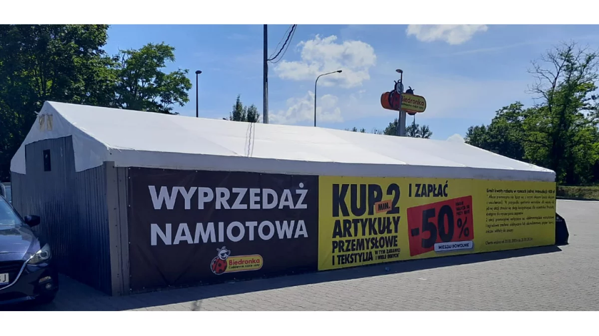 Biedronka z mobilnymi outletami w Łodzi. Produkty przemysłowe choćby 50 proc. taniej. Adresy