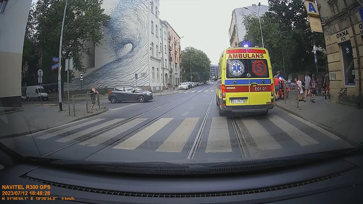 Wypadek w Śródmieściu. Mężczyzna potrącony na przejściu dla pieszych. Policja szuka świadków [zdjęcia] - Zdjęcie główne